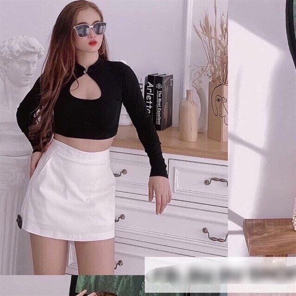 Để mặc đẹp áo khoét ngực, những cô nàng vòng 1 quá đồ sộ nên hạn chế mặc. Vòng ngực lớn khiến bộ váy mất đi sự tinh tế, duyên dáng.