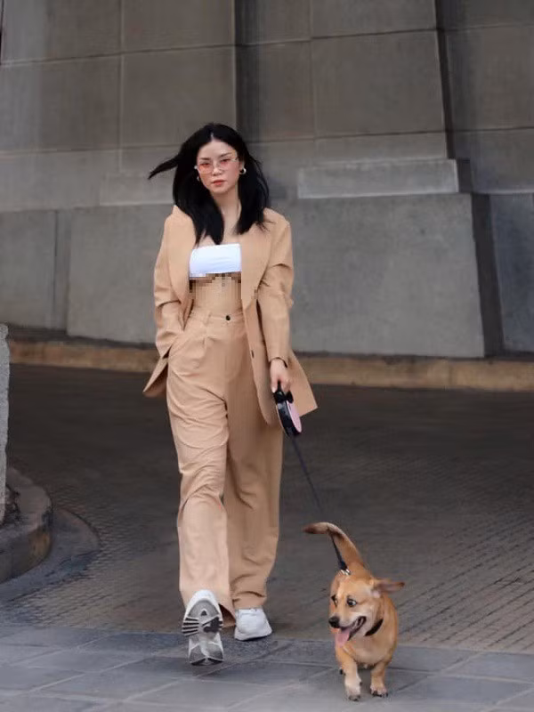 Suốt một thời gian dài, chiếc áo tôn lên vẻ đẹp khỏe khoắn, phô diễn tối đa lợi thế hình thể nên được đông đảo chị em chọn mặc.