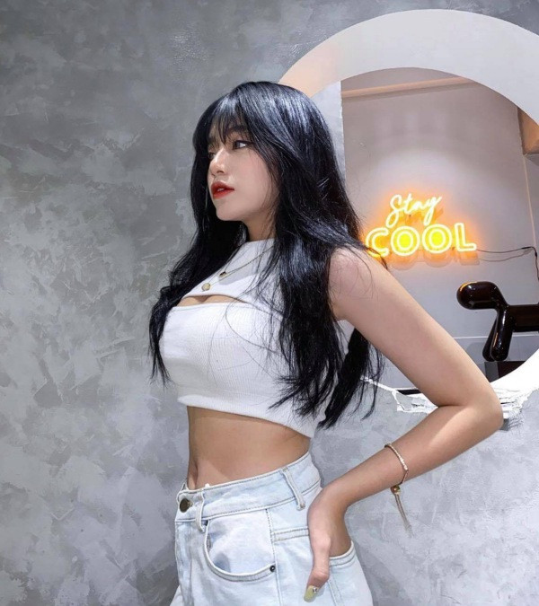 Hiện chiếc áo vẫn giữ được độ “hot” song việc để hở chân ngực đôi khi khiến người mặc lộ điểm nhạy cảm, gặp sự cố. Khắc phục nhược điểm đó, mẫu áo croptop khoét ngực đang ngày càng thịnh hành.