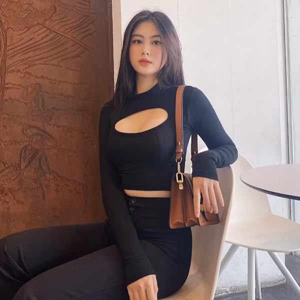 Chính ưu điểm này, mốt áo khoét ngực được nhiều mỹ nhân nổi tiếng sành mốt lựa chọn.