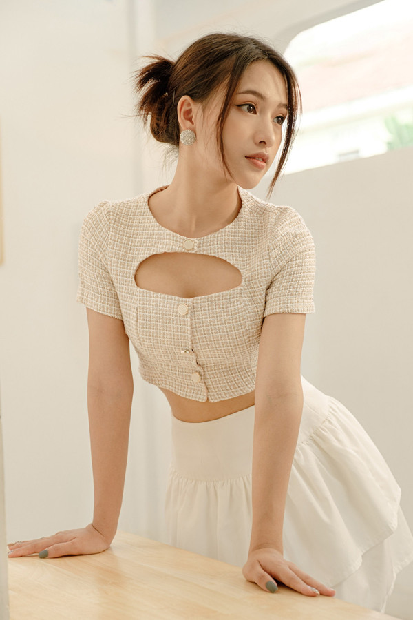 Bằng cách này, người mặc có thể thoải mái vận động mà vẫn khoe được vòng 1 đầy đặn, rãnh ngực sâu hun hút.