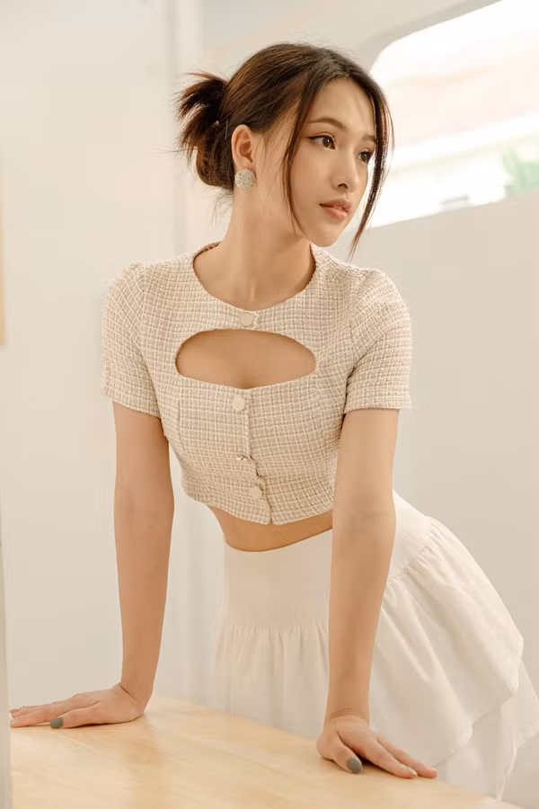 Bằng cách này, người mặc có thể thoải mái vận động mà vẫn khoe được vòng 1 đầy đặn, rãnh ngực sâu hun hút.