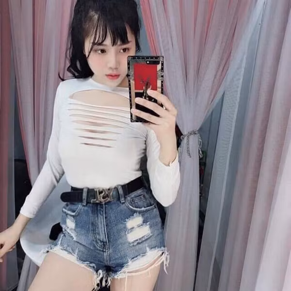 Tuy nhiên, nó chỉ đẹp khi độ hở vừa đủ, giúp người mặc khoe vòng 1 lấp ló một cách tinh tế. Ngày càng nhiều mỹ nhân cố tình tạo khoảng hở lớn, lộ gần như toàn bộ vùng ngực gây phản cảm.