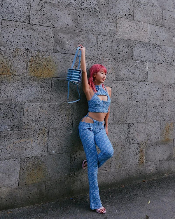 Bên cạnh lời khen về sự độc đáo, khoe được đường cong mỹ miều.