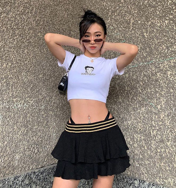 Đối với trường hợp vòng 2 đầy đặn mà vẫn muốn “bắt trend” thì nên kết hợp kiểu quần nội y với swimsuit hở lưng hoặc quần cạp cao, sẽ giúp che được phần mỡ thừa đáng kể. Ảnh: Internet.