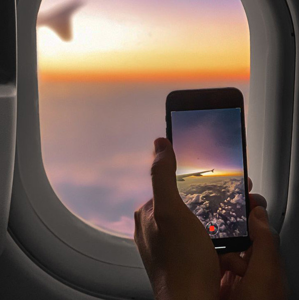 Hạn chế quay phim, chụp ảnh. Nhiều người có sở thích lưu lại khoảnh khắc đặc biệt. Tuy nhiên, bạn cần chắc chắn rằng hãng hàng không bạn sử dụng có cấm chụp ảnh hay quay phim trên máy bay không. Nếu có, bạn sẽ gặp rắc rối như bị trục xuất hoặc phạt tiền. Mời độc giả xem video: Người dân co ro trở lại Hà Nội sau kỳ nghỉ lễ. Nguồn: VTC14.