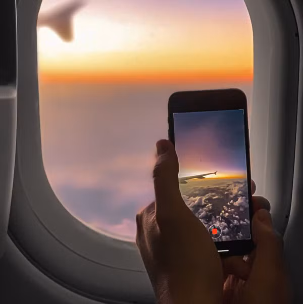 Hạn chế quay phim, chụp ảnh. Nhiều người có sở thích lưu lại khoảnh khắc đặc biệt. Tuy nhiên, bạn cần chắc chắn rằng hãng hàng không bạn sử dụng có cấm chụp ảnh hay quay phim trên máy bay không. Nếu có, bạn sẽ gặp rắc rối như bị trục xuất hoặc phạt tiền. Mời độc giả xem video: Người dân co ro trở lại Hà Nội sau kỳ nghỉ lễ. Nguồn: VTC14.