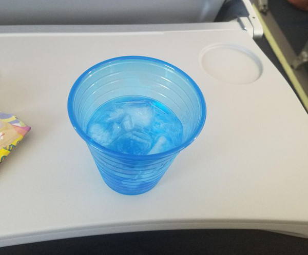 Không gọi đá trên máy bay. Nguồn nước trên máy bay thường được tích trữ ở các khoang chứa. Việc tích trữ này khiến lượng nước trong chúng rất khó để khử trùng. Đặc biệt, đá trên máy bay thường được cấp đông từ chính nguồn nước này.