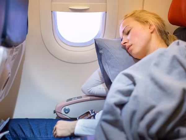 Không giống bàn khay, chăn gối không được giặt hàng ngày. Chúng chỉ được xử lý một cách đơn giản là gấp gọn rồi tái sử dụng. Chỉ khi có vết bẩn hoặc vệ sinh định kì chúng mới được làm sạch.