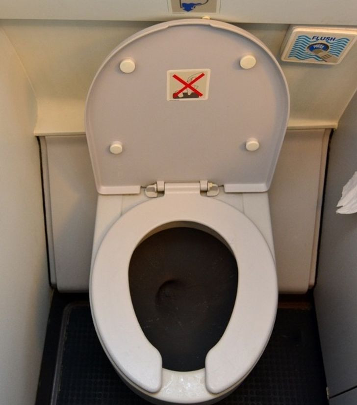 Không chạm vào nút xả. Nút xả bồn cầu được xem là nơi bẩn nhất trên máy bay. Nếu có nhu cầu đi vệ sinh, bạn nên chuẩn bị sẵn khăn giấy để lót tay hoặc nước khử trùng.