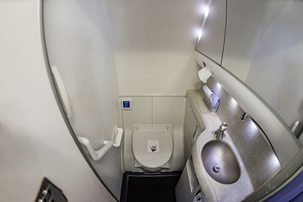 Mặt khác, lực hút được tạo ra có thể hút bạn xuống. Dù không kéo bạn vào bồn chứa xong trải nghiệm này vô cùng tồi tệ, tốt nhất không nên thử.