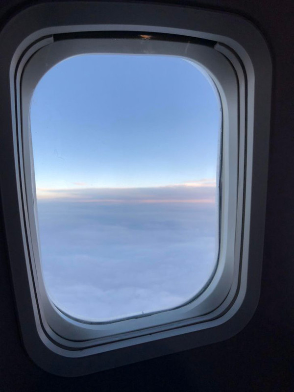 Chấp nhận đèn mờ hơn trong quá trình cất, hạ cánh. Đi chơi kỳ nghỉ lễ, khi máy bay cất hoặc hạ cánh, thiết bị chiếu sáng sẽ tối hơn để giúp hành khách chuẩn bị cho tình huống khẩn cấp có thể xảy ra. Trong tình huống này, bạn nên chấp nhận thay vì cố đọc sách trong điều kiện ánh sáng yếu.