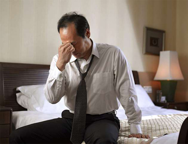 Tiểu tiện bất thường. Viêm tuyến tiền liệt không chỉ ảnh hưởng đến chất lượng quan hệ tình dục mà còn ảnh hưởng trực tiếp đến thói quen tiểu tiện của quý ông. Chẳng hạn, nam giới có thể bị tiểu tiện bất thường, tắc tiểu, tiểu khó, đau rát...