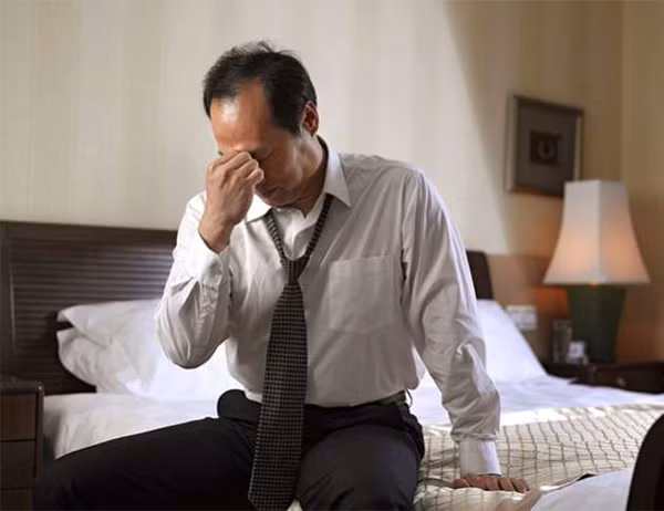 Tiểu tiện bất thường. Viêm tuyến tiền liệt không chỉ ảnh hưởng đến chất lượng quan hệ tình dục mà còn ảnh hưởng trực tiếp đến thói quen tiểu tiện của quý ông. Chẳng hạn, nam giới có thể bị tiểu tiện bất thường, tắc tiểu, tiểu khó, đau rát...