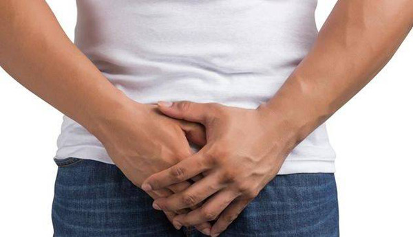 Kết quả chẩn đoán Tiểu Ngô mắc viêm tiền liệt tuyến nặng. Qua thăm hỏi, bác sĩ tin rằng thói quen sinh hoạt hàng ngày là nguyên nhân gây bệnh. Dù còn trẻ song Tiểu Ngô đặc biệt thích rượu bia.