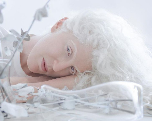 Vẻ đẹp độc đáo của họ thôi miên. Vẻ đẹp này thật thuần khiết và tuyệt vời đối với tôi, như thể nó được lấy từ trí tưởng tượng kỳ ảo...”.