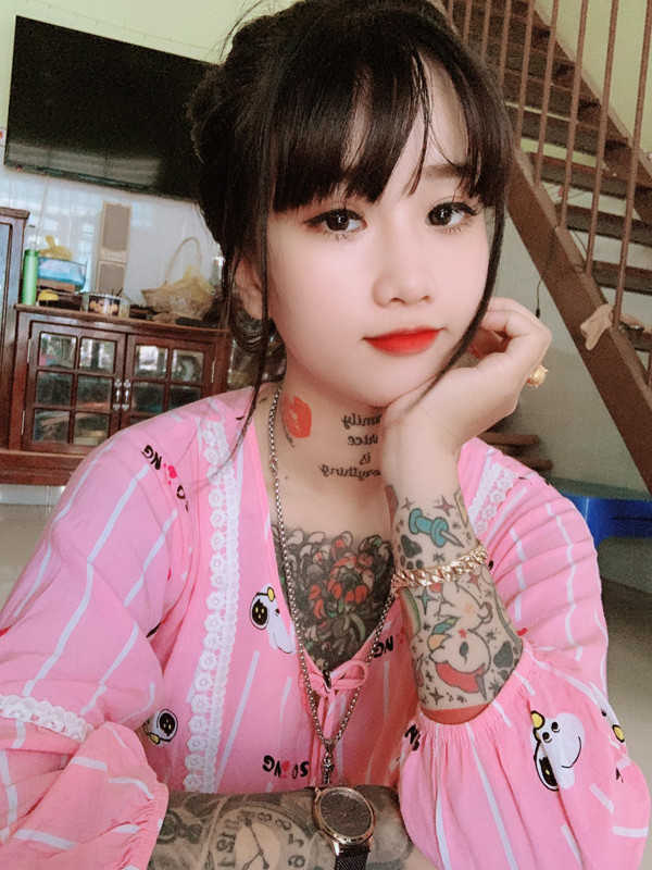 Trên người Thiên Hương hiện có khoảng 20 hình xăm khác nhau. Tuy nhiên, hình ý nghĩa nhất theo cô vẫn chưa hoàn thành. Mỹ nhân Tây Ninh dự định sẽ xăm hình chân dung các thành viên trong gia đình lên lưng.