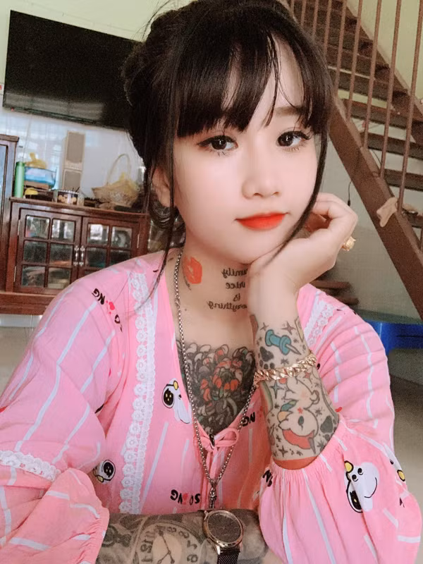 Trên người Thiên Hương hiện có khoảng 20 hình xăm khác nhau. Tuy nhiên, hình ý nghĩa nhất theo cô vẫn chưa hoàn thành. Mỹ nhân Tây Ninh dự định sẽ xăm hình chân dung các thành viên trong gia đình lên lưng.