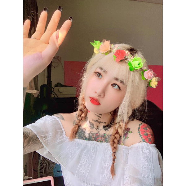 Được biết, Thiên Hương thích xăm từ lúc học lớp 9. Khi lên lớp 10, mỹ nhân Tây Ninh thổ lộ với mẹ về sở thích và bất ngờ được mẹ đồng ý. Bố ban đầu không tán thành song sau này cũng ủng hộ.