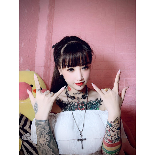 Trần Thị Thiên Hương là gương mặt không quá xa lạ với những người yêu thích nghệ thuật xăm hình. Hotgirl sinh năm 2000 tại Tây Ninh, hiện đang làm cho công ty gia đình.