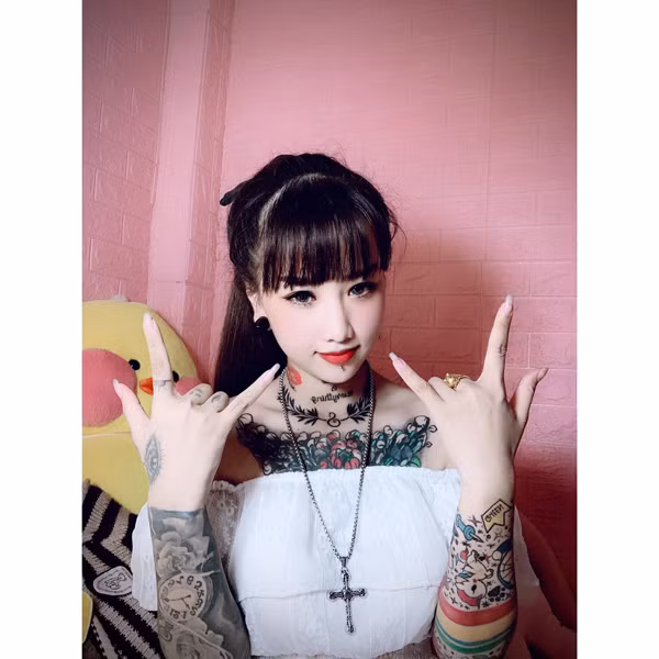 Trần Thị Thiên Hương là gương mặt không quá xa lạ với những người yêu thích nghệ thuật xăm hình. Hotgirl sinh năm 2000 tại Tây Ninh, hiện đang làm cho công ty gia đình.