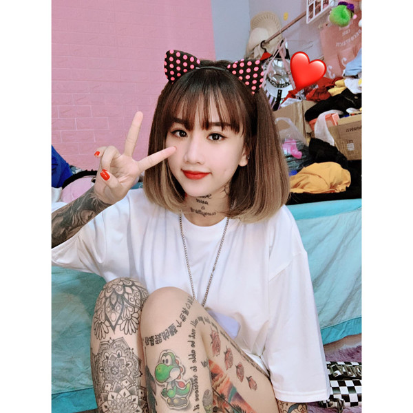 Theo đuổi phong cách xăm kín người, Thiên Hương không tránh khỏi những ánh nhìn ác ý. Hầu hết mọi người đều chưa cởi mở với các hình thù chi chít trên cơ thể thiếu nữ.