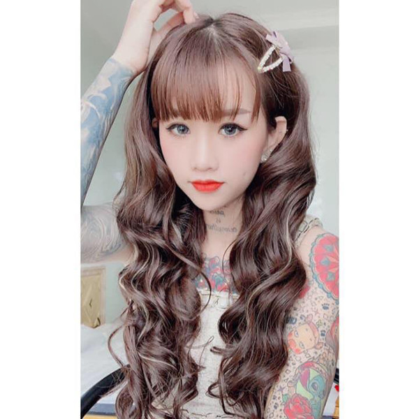 Cô gái 21 tuổi thường chọn trang phục trẻ trung, năng động, có những khoảng hở vừa phải để khoe khéo nét độc đáo trên cơ thể.