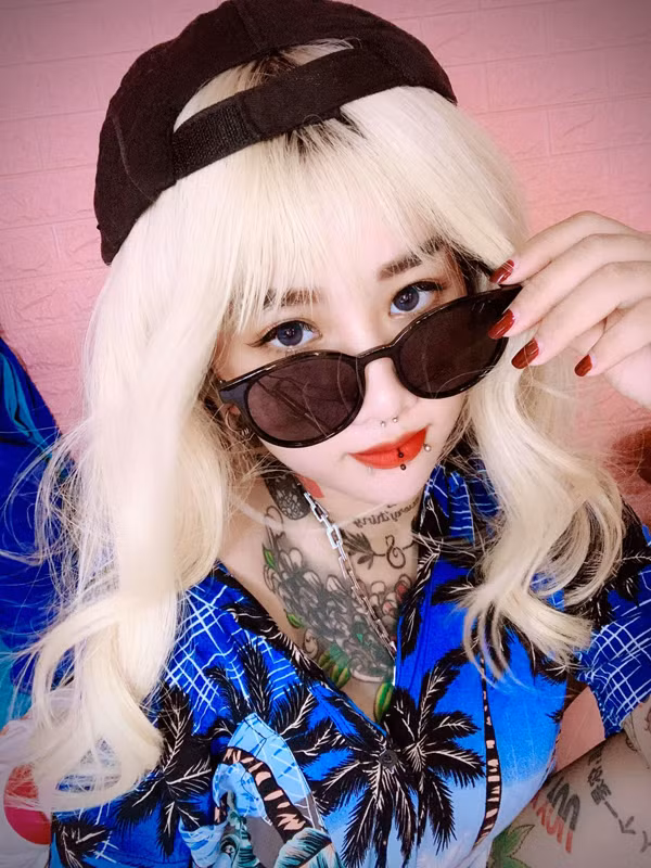 Kể từ đó tới nay, Thiên Hương theo đuổi phong cách xăm kín người. Trên cơ thể, hotgirl 21 tuổi sở hữu nhiều hình xăm đáng yêu, hình thù ngộ nghĩnh.