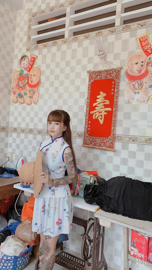 Thậm chí, nhiều người còn quy chụp việc xăm hình nghệ thuật kín người của cô gái trẻ với tư cách đạo đức.