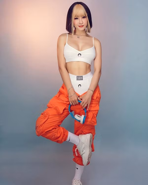 Tạo dáng theo cách này, bạn gái dễ dàng khoe được vòng eo nhỏ nhắn, cơ bụng cùng thân hình S-line đáng ngưỡng mộ.