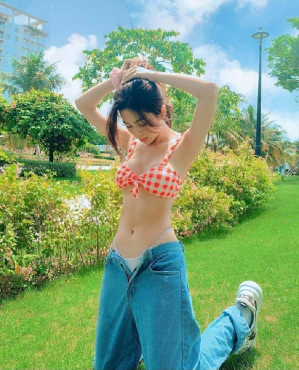 Đồng thời, trend "vạch" quần khoe nội y cũng giúp bạn gái thể hiện được cá tính mạnh mẽ, thần thái mỗi khi lên hình.