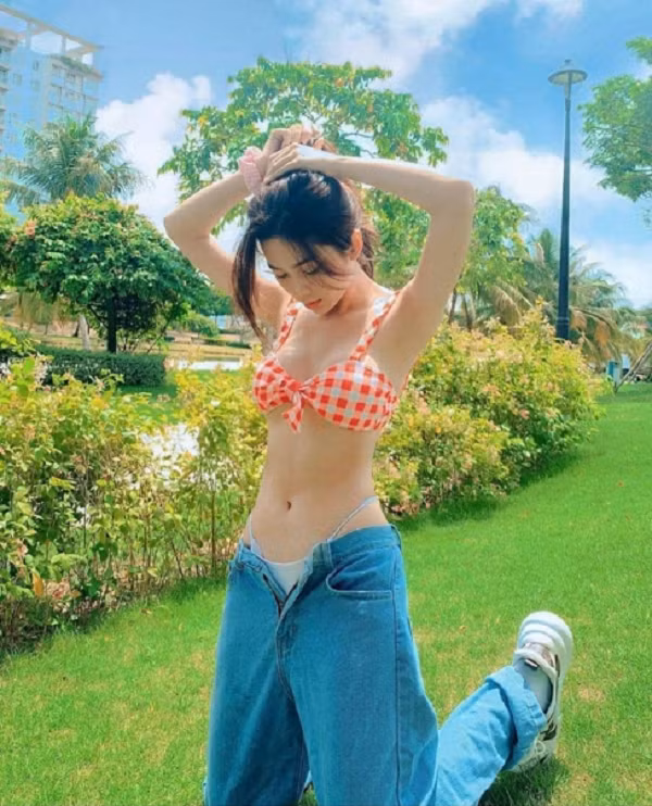 Đồng thời, trend "vạch" quần khoe nội y cũng giúp bạn gái thể hiện được cá tính mạnh mẽ, thần thái mỗi khi lên hình.