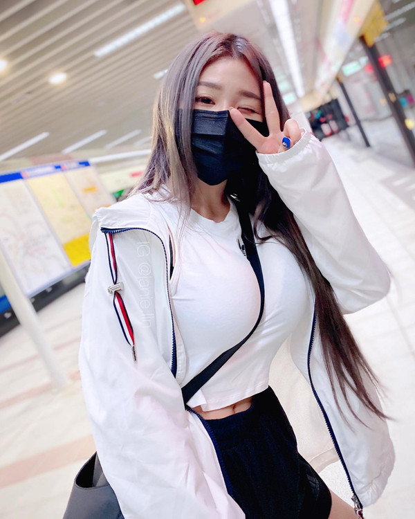 Dạo quanh trang cá nhân của người đẹp, không khó để bắt gặp cô nàng ăn mặc sexy từ nhà ra phố.