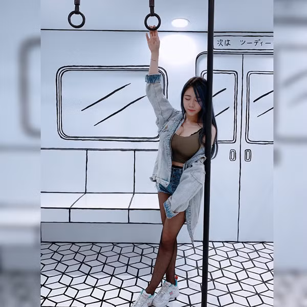 Đặc biệt, Janie rất ưu ái những trang phục “tạo nét” cho vòng 1 nảy nở.