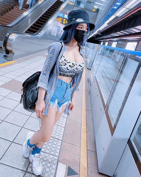 Ngay sau đó, dân tình nhanh chóng tìm ra danh tính cô gái này. Hóa ra, cô là Janie – một hotgirl có tiếng tại Đài Loan.