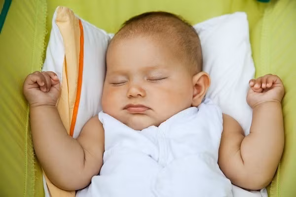 Mặt khác, gối có thể được làm từ thành phần không thân thiện với trẻ như lông vũ, lông tơ gây dị ứng nặng ở một số trường hợp.