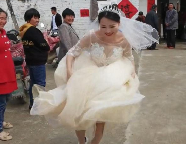 Phan khich 34 tuoi thoat e, co dau hanh dong khien dan tinh thich thu-Hinh-2