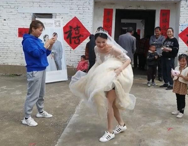 Phan khich 34 tuoi thoat e, co dau hanh dong khien dan tinh thich thu-Hinh-3