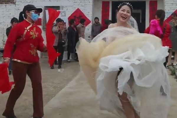 Phan khich 34 tuoi thoat e, co dau hanh dong khien dan tinh thich thu