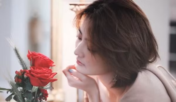 Kiểu phụ nữ ân cần. Khi còn trẻ, đàn ông có xu hướng theo đuổi nét đẹp ngoại hình. Bước sang tuổi trung niên – khi có sự trưởng thành về nội tâm thì họ lại chú ý đến những người ân cần và chu đáo.