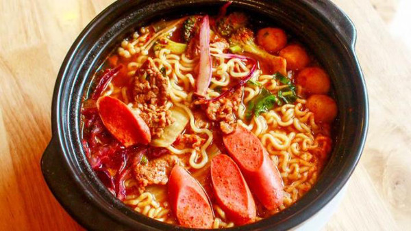 Thói quen ăn uống hại dạ dày - Ăn đồ gây kích thích. Không ít người có sở thích ăn đồ cay nóng hoặc đồ lạnh. Tuy nhiên, thói quen ăn uống này lại tiềm ẩn mối nguy cho sức khỏe dạ dày.