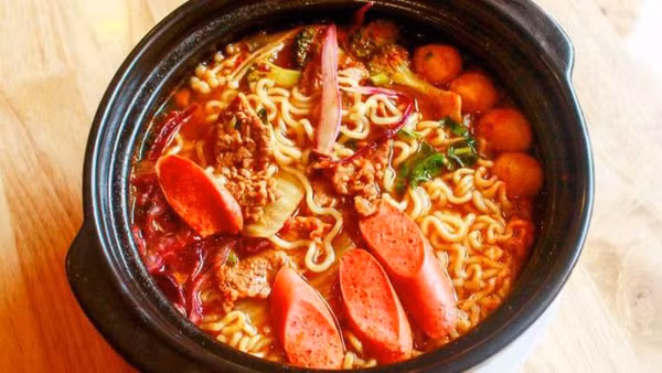 Thói quen ăn uống hại dạ dày - Ăn đồ gây kích thích. Không ít người có sở thích ăn đồ cay nóng hoặc đồ lạnh. Tuy nhiên, thói quen ăn uống này lại tiềm ẩn mối nguy cho sức khỏe dạ dày.