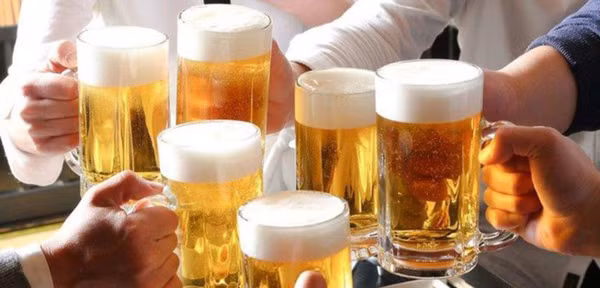 Khi uống rượu bia, dạ dày là một trong những cơ quan bị tổn thương nhiều nhất. Khi đi vào cơ thể, các chất trong loại đồ uống này sẽ thúc đẩy sự kích thích axit dạ dày. Niêm mạc dạ dày bị tổn thương do lượng axit cao quá mức quy định. Biểu hiện dễ nhận thấy của sự tăng cao axit dạ dày là tình trạng nóng bụng, bụng cứng – to lên, hơi thở gấp gáp, thỉnh thoảng xuất hiện cơn đau quặn ở vùng bụng trên.