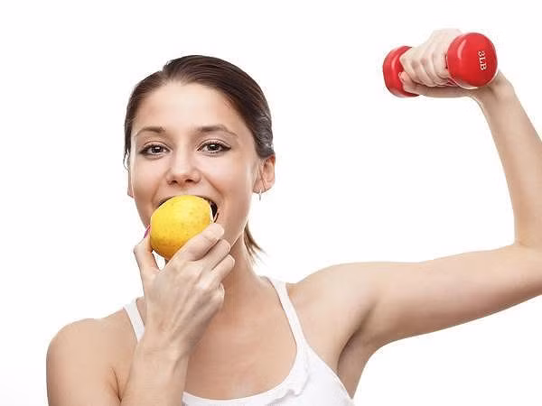 Vận động mạnh ngay lúc này sẽ gây tổn thương cho dạ dày. Không ít trường hợp đối diện với hậu quả nghiêm trọng như viêm dạ dày, đau dạ dày, viêm ruột thừa cấp.