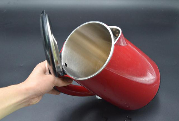 Chuyên gia khuyên nên chọn loại ruột ấm được làm từ inox 304. Ở Trung Quốc, đây là vật liệu đạt tiêu chuẩn sức khỏe. Chúng chứa hàm lượng 18% crom và 8% niken. Sử dụng nước được đun từ loại ấm này không gây hại.