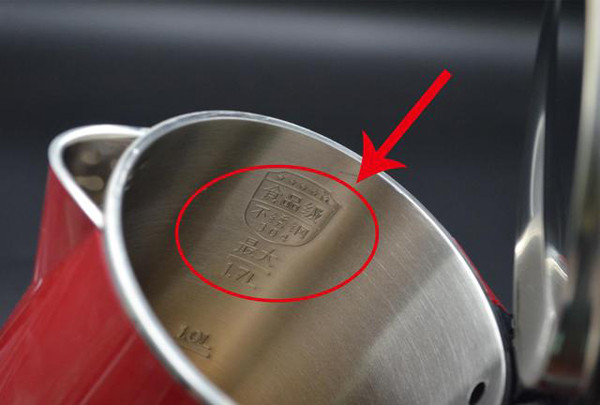 Khi mua bình siêu tốc, bạn nên kiểm tra thành bên trong của ấm có được đánh dấu sản xuất bằng thép không gỉ 304 hay không.