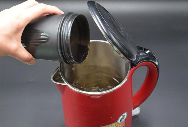 Nước từ bình siêu tốc đun lại nhiều lần. Trường hợp này, bình siêu tốc không gây bệnh. Chính thói quen dùng nước không lành mạnh gây tổn hại sức khỏe.