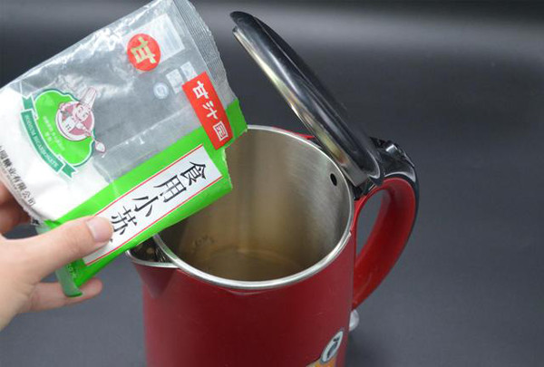 Chính vì vậy, bạn nên thường xuyên làm sạch cặn ấm để bảo vệ cơ thể. Lúc này, bạn tận dụng baking soda hoặc giấm trắng đun sôi trong bình là có thể dễ dàng loại bỏ. Ảnh: ABLW, Internet.