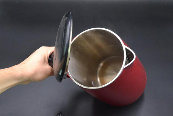 Khi đun lại nhiều lần, nước trong bình siêu tốc chứa lượng lớn nitrit. Chất này đi vào cơ thể sẽ phản ứng với máu tạo thành hemoglobin khiến máu giảm khả năng vận chuyển oxy. Trường hợp nặng, người uống có thể bị ngộ độc.