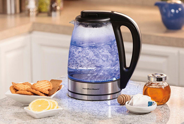 Không lau sạch cặn. Ấm siêu tốc hay ấm thông thường đun nước lâu ngày sẽ xuất hiện lớp cặn dày dưới đáy. Nếu không được vệ sinh, những nguyên tố kim loại nặng sẽ có cơ hội thâm nhập cơ thể không hề có lợi.